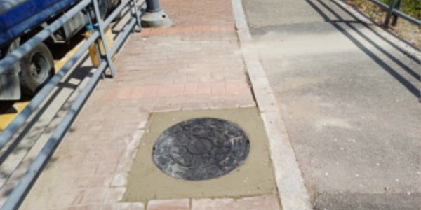 3-1. 용인특례시가 콘크리트 재질의 맨홀뚜껑을 주철 재료로 교체하거나 보수를 진행하고 있다..jpeg