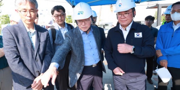 6-1. 황준기 용인특례시 제2부시장(가운데)이 14일 GTX-A 구성역 공사 현장을 방문해 백원국 국토교통부 제2차관(오른쪽에서 두번째)에게 시의 연계교통망 계획을 설명하고 있다.jpg