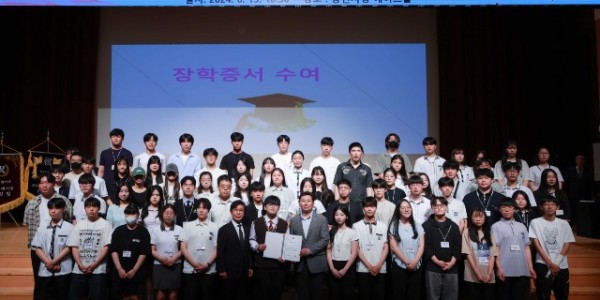 1-2. 이상일 용인특례시장이 15일 시청 에이스홀에서 올해 장학증서 수여식에 참석한 장학생들과 기념촬영을 하고 있다.JPG