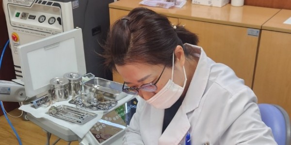 1. 학교 구강보건실에서 진행 중인 치과진료 모습.jpg