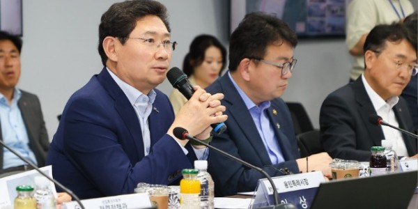 10-1. 18일 용인특례시 처인구 원삼면 용인반도체클러스터에서 열린 국민의힘 에너지·AI반도체특별위원회 연석회의에서 의견을 말하고 있는 이상일 용인특례시장.jpg