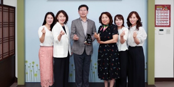 4-1. 지난 20일 이상일 용인특례시장이 용인시어린이집연합회로부터 감사패를 받았다..jpg