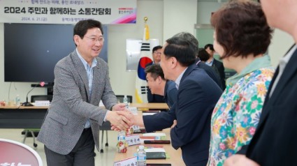 9-2. 이상일 용인특례시장이 21일 기흥구 동백3동 주민소통간담회에서 참가자들과 인사를 나누고 있다.jpg