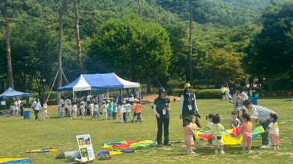 10-1. 20일 용인자연휴양림에서 열린 유아숲 특별 프로그램 숲속의 물놀이터에 참여한 어린이들이 체험 놀이 프로그램을 즐기고 있는 모습.JPG