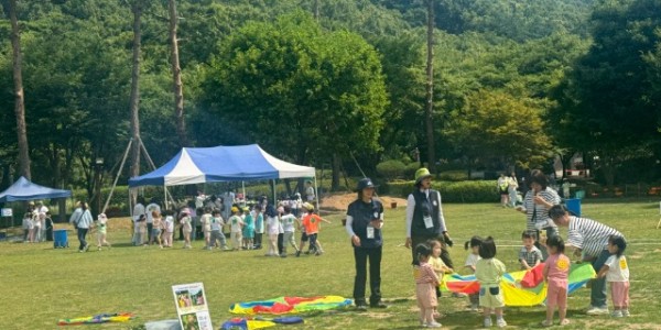 10-1. 20일 용인자연휴양림에서 열린 유아숲 특별 프로그램 숲속의 물놀이터에 참여한 어린이들이 체험 놀이 프로그램을 즐기고 있는 모습.JPG