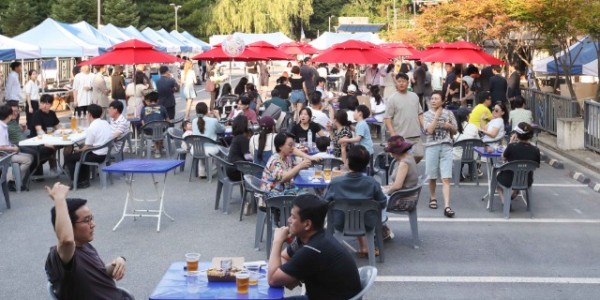 1-3. 용인특례시 기흥구 보정동 카페거리 일원에서 개최된 ‘2024 BOCA Summer 맥주 페스티벌_을 즐기고 있는 시민들의 모습..jpg