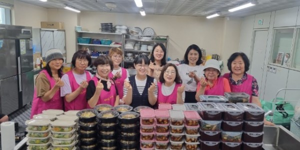5-1. 처인구 역북동 새마을부녀회가 직접 만든 김치와 밑반찬을 지역 내 어려운 이웃 20가구에 전달했다.jpg