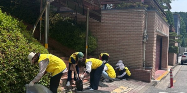 6-2. 수지구 죽전1동이 장마철 홍수피해 방지를 위해 환경전화 활동을 진행했다.jpg