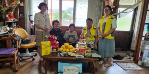 7-1. 처인구 백암면 지역사회보장협의체가 홀몸 어르신의 자택을 방문해 