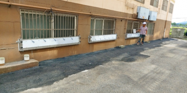 1-1. 용인특례시가 집중호우 대비 반지하 주택에 차수판을 설치했다.png