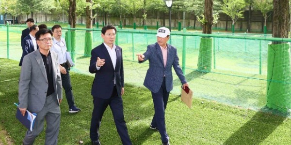 5-1. 이상일 용인특례시장이 지난 24일 수지구 죽전2동 주민들과 소통간담회에서 수지아르피아 파크골프장 운영에 대한 건의가 나오자 현장을 직접 방문해 확인했다..jpg