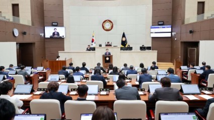 10-2. 이상일 용인특례시장이 27일 제283회 용인시의회 3차 본회의에서 시정답변을 하고 있다.JPG