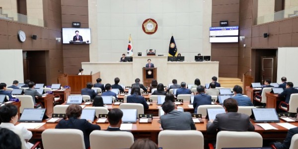 10-2. 이상일 용인특례시장이 27일 제283회 용인시의회 3차 본회의에서 시정답변을 하고 있다.JPG