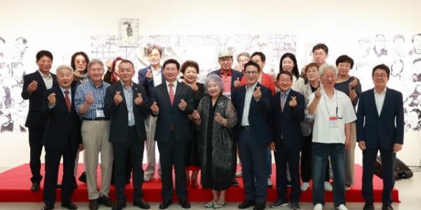 1-1. 제42회 대한민국연극제 용인의 개막식이 28일 용인포은아트홀에서 열렸다..jpg