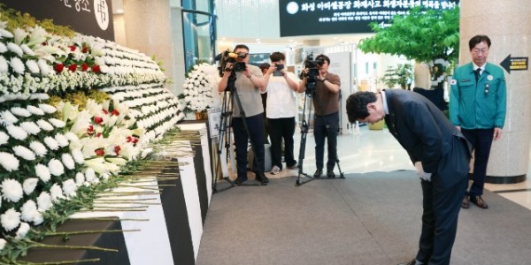 2-2. 29일 이상일 용인특례시장이 화성시청에 마련된 분향소에서 헌화하고 있다..jpg