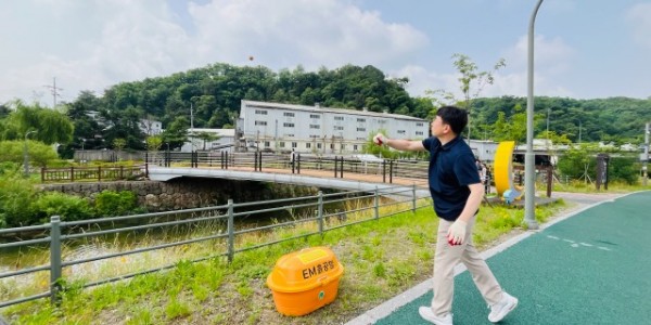 8-1. 기흥구 상하동이 하천 수칠 개선을 위해 상하천 산책로에 EM흙공함 8개를 설치했다.jpg
