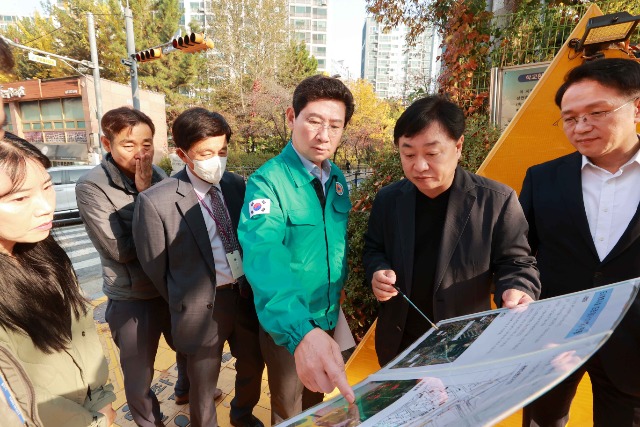 5-1. 지난해 11월 이상일 용인특례시장이 상현초등학교를 방문해 협소한 정문 앞 대기 장소 개선 방안을 관계자들의 논의하고 있는 모습.JPG