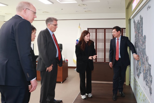 8. 지난 2월 용인특례시를 방문한 윌리엄슨 카운티 관계자들에게 이상일 용인특례시장이 시의 반도체 육성 정책을 소개하고 있는 모습. (1).jpg