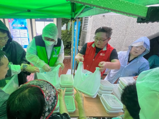 노사합동 삼계탕 나눔 봉사활동 사진1(240718).jpg