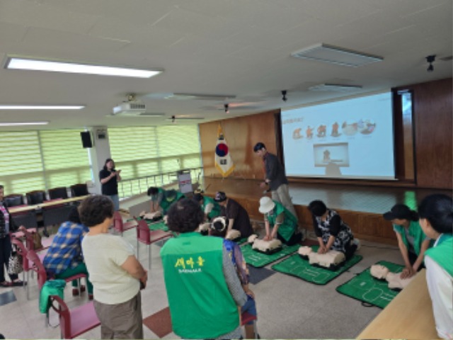 4. 용인특례시 처인구보건소가 읍면 지역 주민을 대상으로 진행한 심폐소생술 실습교육.jpg