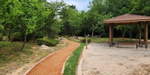 3. 용인특례시 기흥구 영덕레스피아에 조성된 어싱길.jpeg