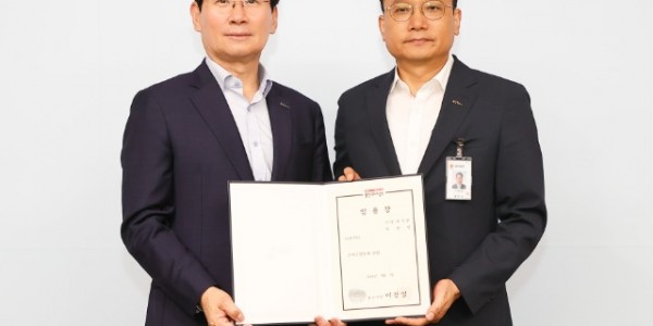 4-1. 이상일 용인특례시장은 1일 이영민 제22대 수지구청장에게 임용장을 수여했다..jpg