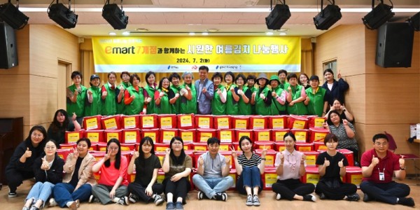 6. 용인특례시는 2일 이마트와 함께하는 _희망나눔 프로젝트_의 일환으로 저소득층 400가구에 여름 김치와 보양식을 지원했다. 사진은 김치와 보양식을 대상가구에 전달한 용인시수지복지관의 수지무한돌봄네트워크팀..jpeg