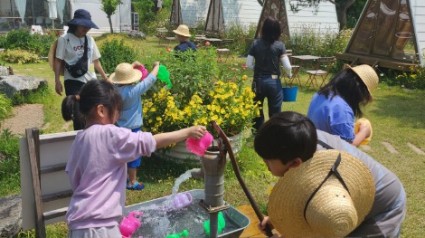 5. 용인특례시 드림스타트 참가 아동들이 치유농장 체험 프로그램에 참여하고 있다..jpg