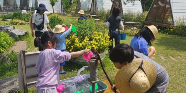 5. 용인특례시 드림스타트 참가 아동들이 치유농장 체험 프로그램에 참여하고 있다..jpg