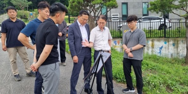 4-1. 이영민 신임 수지구청장은 지난 3일 용인도시계획도로 소1-69호 개설공사(고기동 216-21번지 일원)현장 등을 방문해 사업 추진 현황을 점검했다..jpg