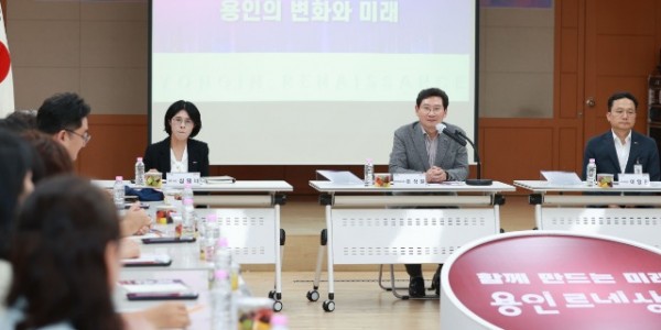 1-1. 이상일 용인특례시장이 5일 수지구 상현1동 주민들과 소통간담회를 열어 인사말을 하고 있다.JPG