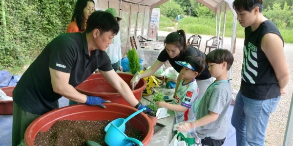 1. 용인특례시의 분갈이 서비스에 300여명의 시민이 참여했다.JPG