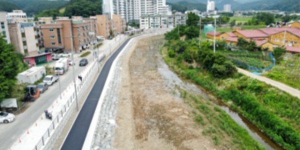 1. 용인특례시가 용덕사천에 산책로를 조성했다.jpg