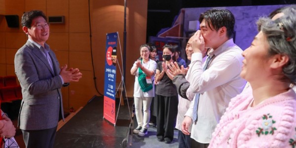 4-1. 7월 7일 이상일 용인특례시장이 제42회 대한민국연극제 용인 본선 경쟁작 오아시스 세탁소 습격사건을 관람하고, 연극인들을 응원했다..JPG