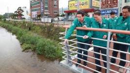 6-4. 이상일 용인특례시장이 9일 수지구 고기동 고기교 주변을 방문해 호우 대비 현장점검을 했다..jpg