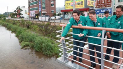 6-4. 이상일 용인특례시장이 9일 수지구 고기동 고기교 주변을 방문해 호우 대비 현장점검을 했다..jpg