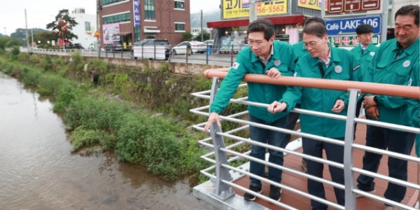 6-4. 이상일 용인특례시장이 9일 수지구 고기동 고기교 주변을 방문해 호우 대비 현장점검을 했다..jpg