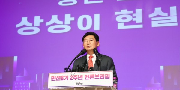 4-3 이상일 용인특례시장은 11일 시청 에이스홀에서 민선 8기 취임2주년 언론브리핑을 열고 시정 성과와 장기 발전 구성을 소개했다..jpg