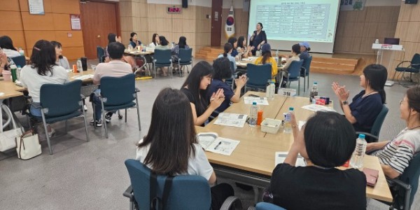 2. 용인특례시는 11일 시청 비전홀에서 ‘경력형성형 공공일자리’ 참여 근로자를 대상으로 ‘맞춤형 취업역량 강화 교육’을 했다.jpeg