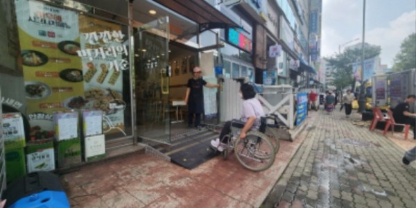 2-1. 용인특례시가 지역 내 소규모 생활밀착시설에 경사로 설치를 지원했다..jpg