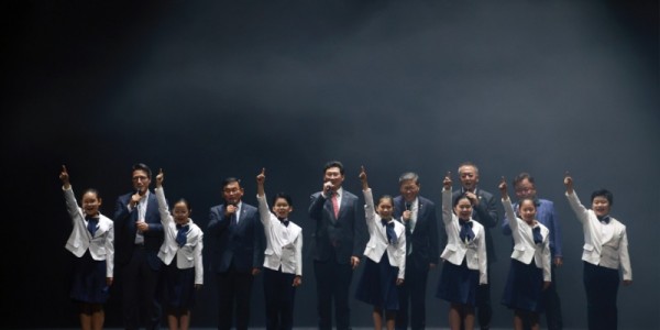 7-1. 이상일 용인특례시장이 지난 28일 용인포은아트홀에서 제42회 대한민국연극제 용인의 개막을 선언하고 있다..jpg