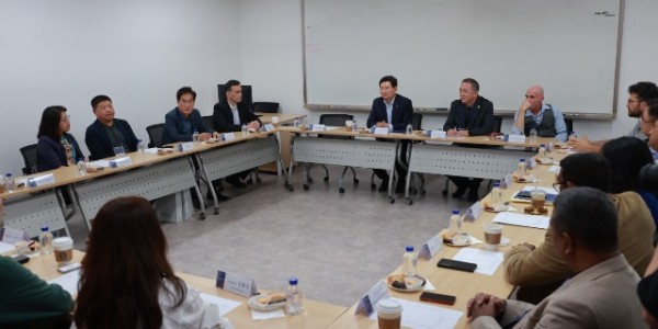 9-1. 이상일 용인특례시장이 15일 연극 안티고네 관람전 주한그리스 대사관 및 각국 연극 관계자들과 간담회를 갖었다.jpg