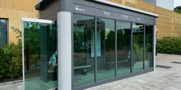 10. 용인세브란스병원 입구에 설치한 냉난방 시설을 갖춘 박스형태 버스승강장.jpg