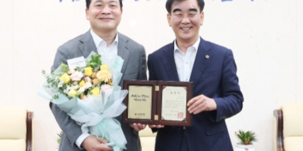 240716 염종현 의장, 16일 지역봉사 발전 유공자 표창 수여식 실시 (1).jpg