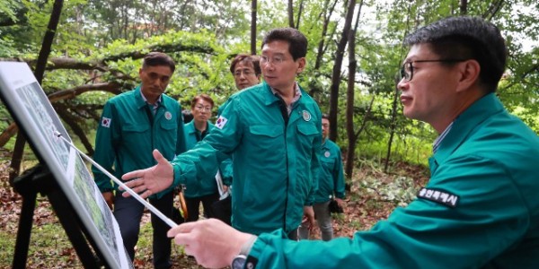 6-1. 이상일 용인특례시장이 16일 포곡읍 산사태 취약지역을 찾아 현장을 살펴봤다..jpg