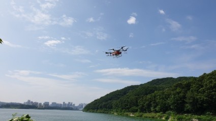 4-1. 용인특례시는 지난 14일 기흥호수에 드론을 활용해 살조제인 마이팅션 500kg을 살포했다..jpg