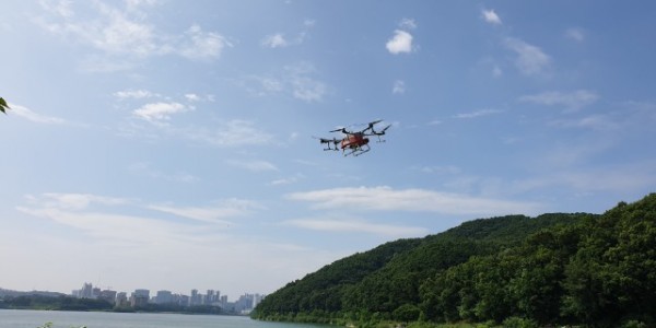 4-1. 용인특례시는 지난 14일 기흥호수에 드론을 활용해 살조제인 마이팅션 500kg을 살포했다..jpg