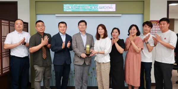 5-1. 이상일 용인특례시장은 17일 처인구 고림진덕지구 입주 예정자들에게 감사패를 받았다..JPG