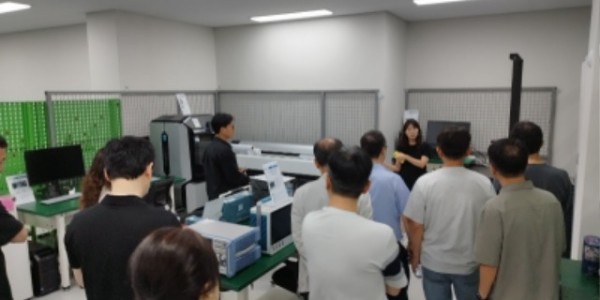 (사진1) 소공인들이 용인 소공인·스타트업 허브의 시설을 둘러보고 있다.jpg