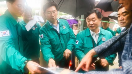 7-4. 이상일 용인특례시장이 18일 폭우로 인해 지반침하 현상이 발생한 수지구 성복동 현장에서 전문가들과 피해 방지 대책을 논의하고 있다..jpg